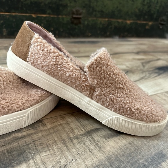 Toms NWOB Blush Color Sunset Faux Shearling Fuzzy Furry Slip On Boat Shoes sz 7 - Picture 3 of 13